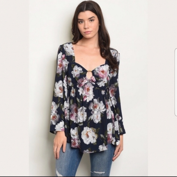 🎉Last 1🎉Floral Navy TopWith Tie Back - Picture 2 of 8